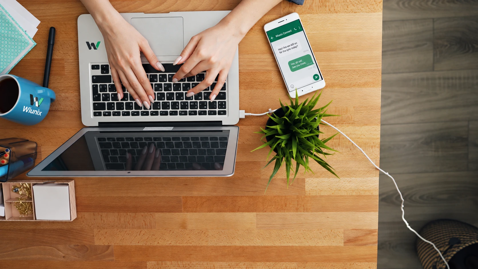 میز کار با لپتاپ و ماگ دارای نشان ویونیکس و نمای مفهومی Connect روی تلفن همراه